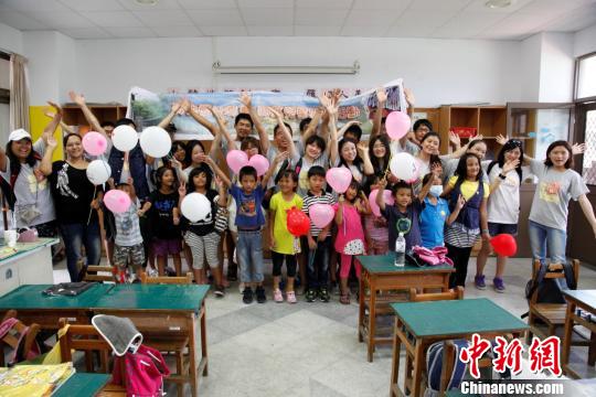 大陆大学生开展“知行宝岛”台湾公益行(图) 大陆大学生开展“知行宝岛”台湾公益行(图)