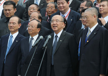 Kuomintang (KMT) Chairman Wu Poh-hsiung (2nd R, front) addresses during his visit to the mausoleum of Dr. Sun Yat-sen in Nanjing, capital of east China's Jiangsu Province, June 1, 2009. Wu visited the mausoleum of Dr. Sun Yat-sen, the founding father of the Kuomintang Party and the forerunner of the anti-feudalism revolution in China, and participated in the activities commemorating the 80th anniversary of the official burial of Dr. Sun in Nanjing on Monday. (Xinhua/Xing Guangli)