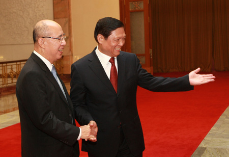 Liu Qi (R), member of the Political Bureau of the Central Committee of the Communist Party of China (CPC) and chief of the CPC Beijing Municipal Committee, meets with Kuomintang (KMT) Chairman Wu Poh-hsiung in Beijing, capital of China, on May 26, 2009.