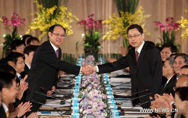Zheng Lizhong (L), executive vice president of the Chinese mainland's Association for Relations Across the Taiwan Straits (ARATS), shakes hands with Kao Koong-lian, vice chairman of the Taiwan-based Straits Exchange Foundation (SEF), prior to the start of a preparatory consultation for the fifth round of talks between the ARATS and the SEF, in Taipei, southeast China's Taiwan, June 24, 2010. (Xinhua/Fei Maohua) (hdt)