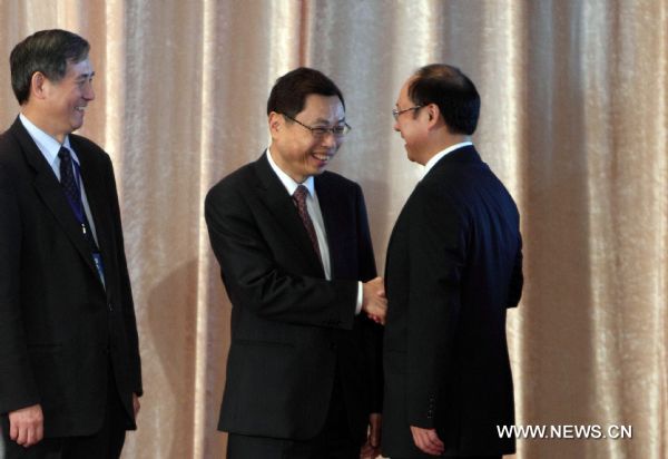 Zheng Lizhong (R), executive vice president of the Chinese mainland's Association for Relations Across the Taiwan Straits (ARATS), is welcomed by Kao Koong-lian (C), vice chairman of the Taiwan-based Straits Exchange Foundation (SEF), prior to the start of a preparatory consultation for the fifth round of talks between the ARATS and the SEF, in Taipei, southeast China's Taiwan, June 24, 2010. (Xinhua/Fei Maohua) (hdt)