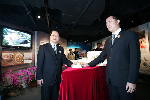 Zhu Yonglei(left), deputy director-general of the Bureau of Shanghai World Expo Coordination, and Yip Wei Kiat, consul-general of Singapore in Shanghai, launch the promotional week of Singapore's Expo showcase.