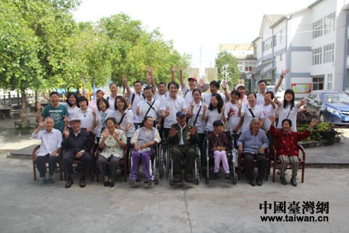 老人们和志愿者合影