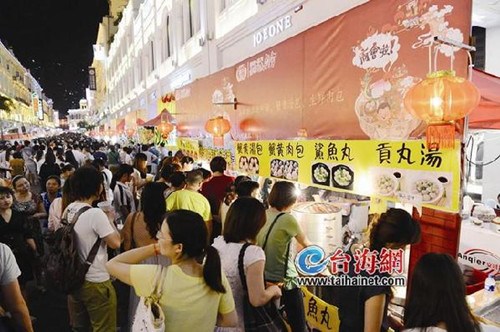 两岸特色庙会发布会 海沧区领导“叫卖”台湾小吃