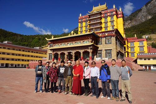 大陆寻奇栏目摄制组在木里大寺前合影 大陆寻奇栏目摄制组在木里大寺前合影