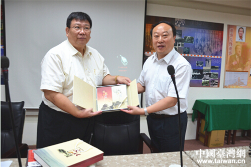 襄城区人大主任刘文宝(右)向台北市金瓯女子中学赠送文化襄城系列丛书