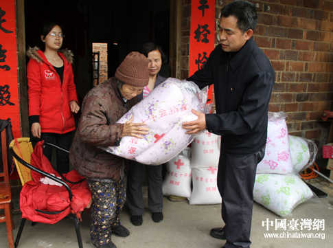 湖南武冈市台办主任唐光耀(右一)正在台胞徐阿秀家慰问.