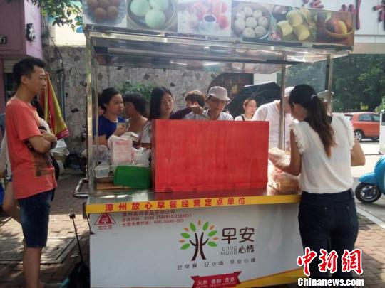 林宗荣夫妇推着早餐车到漳州市青少年宫门口卖台湾早餐 高淑萍 摄