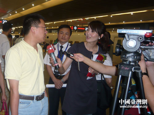 台湾驻沪媒体记者在上海虹桥站采访旅客.图片来源:上海市台办