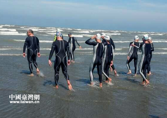 两岸泳将横渡台湾海峡合二为一共圆梦图