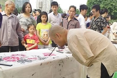 重庆男子身残梦不残 嘴衔笔作画卖5万(图)