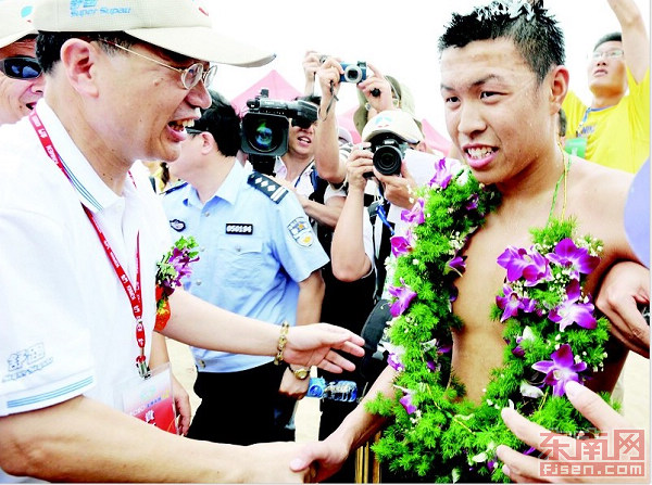 地方 新闻图片 凌天宇想参加2012奥运会 刚办完现场通关手续,来自