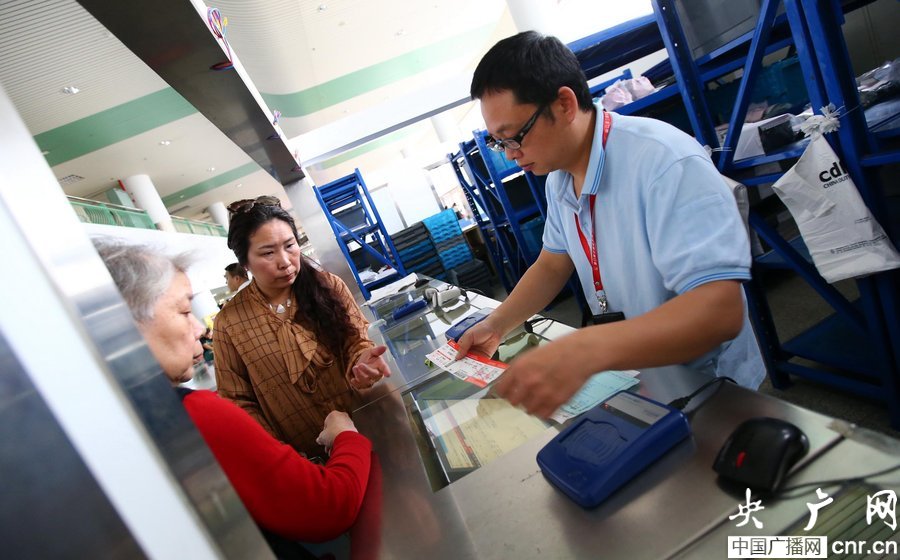 在海口美兰机场离岛免税商品提货点,旅客提取所购买的免税商品.