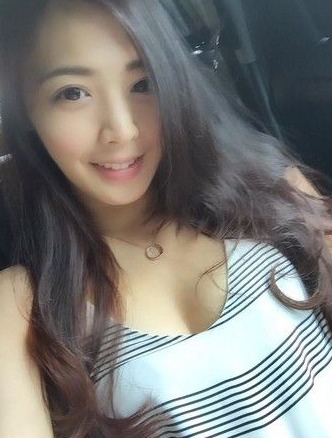 豆腐西施!美女模特摆摊卖臭豆腐 顾客:下次还要来(组图)