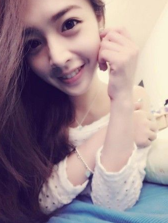 豆腐西施!美女模特摆摊卖臭豆腐 顾客:下次还要来(组图)