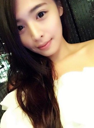 豆腐西施!美女模特摆摊卖臭豆腐 顾客:下次还要来(组图)