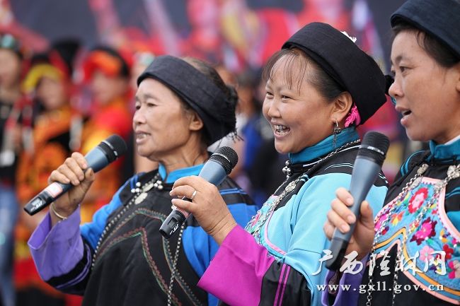 两岸同胞广西隆林激情欢庆彝族火把节