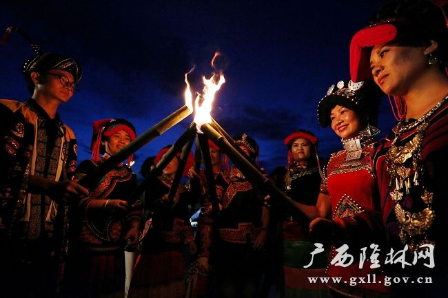 两岸同胞广西隆林激情欢庆彝族火把节