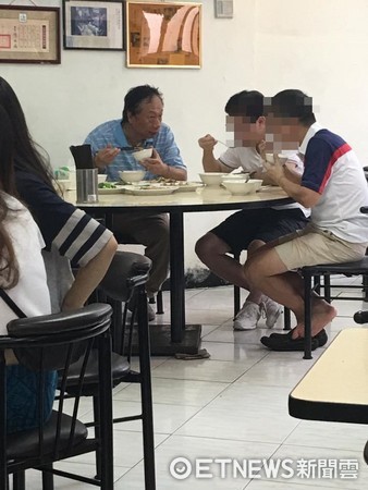 郭台铭平民牛肉面馆用餐 台湾网友:真亲民(图) 郭台铭平民牛肉面馆用餐 台湾网友:真亲民(图)