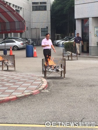 中元节郭台铭率主管祭祀 烧绿色百元美钞纸钱(图) 中元节郭台铭率主管祭祀 烧绿色百元美钞纸钱(图)