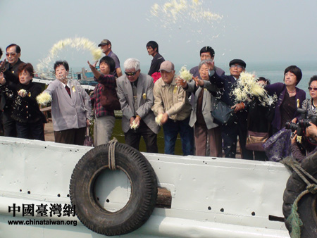 协会理事,活动筹备者之一的姜思章说,此次海祭活动凝聚了中国人的亲情