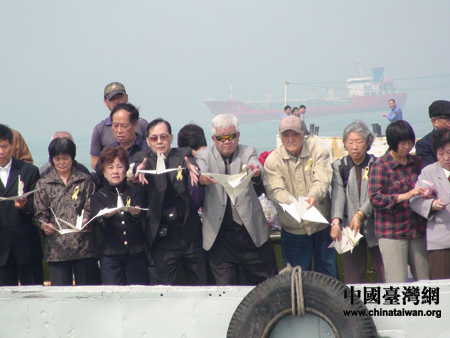 协会理事,活动筹备者之一的姜思章说,此次海祭活动凝聚了中国人的亲情