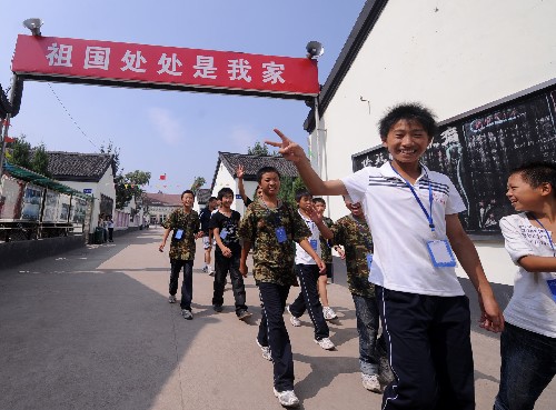 漩口中学的学生们准备去上课(7月26日摄)。四川汶川县漩口中学的1150名师生目前已经整体迁至山西省长治市长安慈善学校过渡复课。在经过十余天的适应后,这些经历了地震伤痛的孩子们的学习和生活已步入正轨。虽然是异地求学,但来自四面八方的关爱让他们重新绽放笑容。 新华社记者燕雁摄