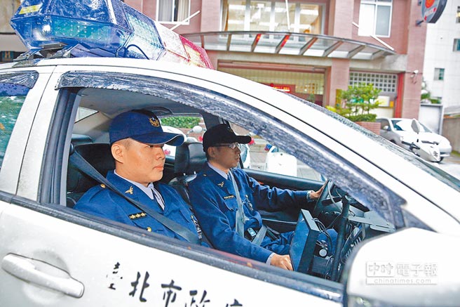 图为台北市基层警察上警备车出勤.(图片来源:台湾中时电子报)