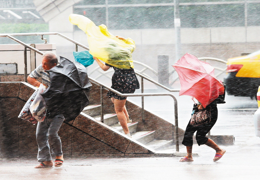 "鲇鱼"台风挟带强风豪雨,各地频传灾情