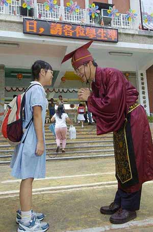 台湾一小学开学 校长穿古装打躬作揖迎学生