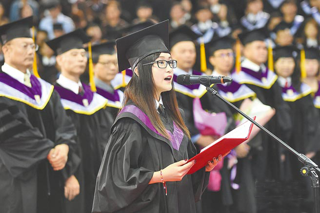 今年台湾文化大学毕业典礼中,法律系陆生殷康妍(前)代表6624个毕业生