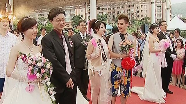 台湾联合婚礼新娘挺大肚穿比基尼吸睛图
