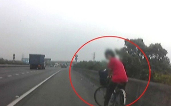 女学生睡过头,骑自行车追校车上高速公路 女学生睡过头,骑自行车追校车上高速公路