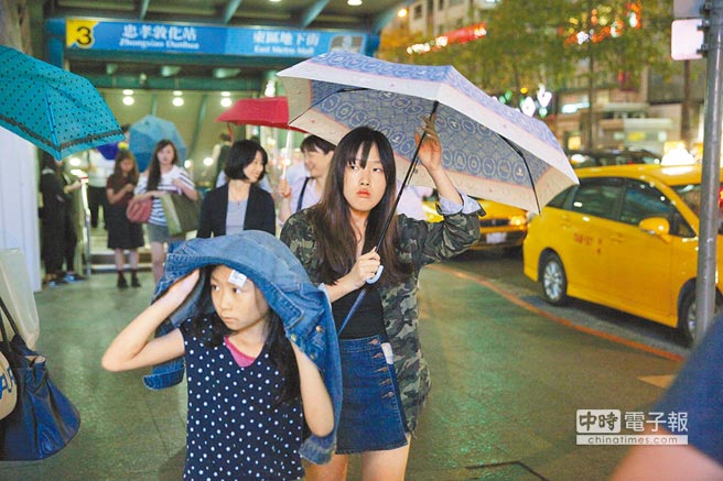 台湾降下首波梅雨 气温随雨势骤降8度(图) 台湾降下首波梅雨 气温随雨势骤降8度(图)