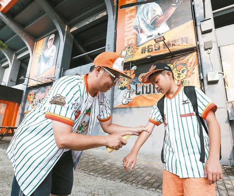 登革热疫情不见趋缓,台南病例已破万,昨天正逢职棒在台南开打,观众在进场前不忘拿起防蚊液喷洒。(《联合报》 程宜华摄) 登革热疫情不见趋缓,台南病例已破万,昨天正逢职棒在台南开打,观众在进场前不忘拿起防蚊液喷洒。(《联合报》 程宜华摄)