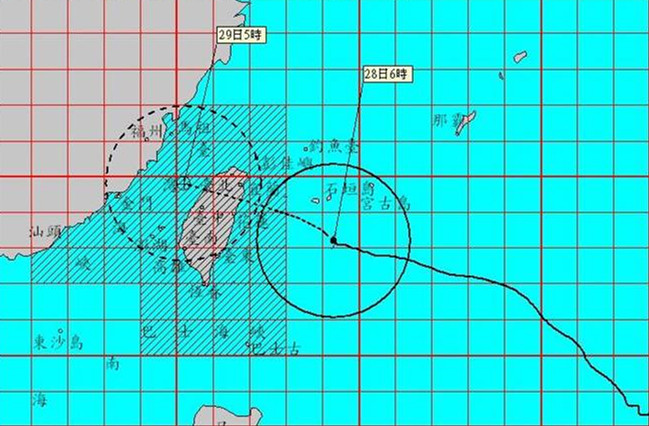 强台风“杜鹃”暴风圈逼近台湾 预计上午10时触陆