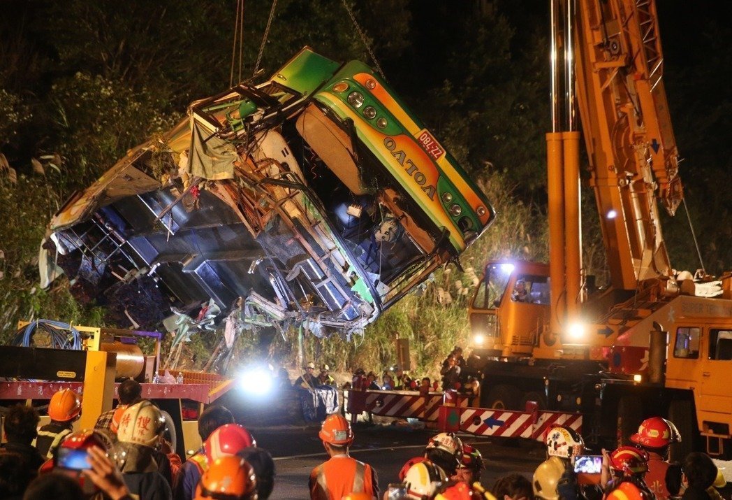 台湾游览车翻覆事件后续：9人还在加护病房