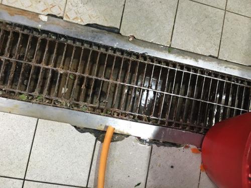 花莲县卫生局抽查发现台铁花莲站厨房的排水沟旁磁砖破损。图片来源：台湾联合新闻网。