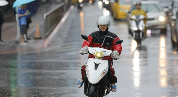 台湾多个县市遭遇强降雨 台北有路树倒伏