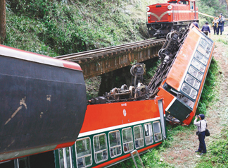 阿里山小火车翻覆 5名陆客罹难109人伤