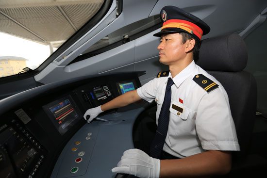 2010年1月30日郑西高铁最高运行速度试验,王小卫驾驶crh2型高铁列车跑