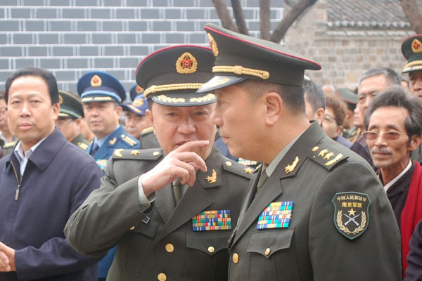 资料图:将军“兄弟档”秦卫江(右)和秦天(左)。