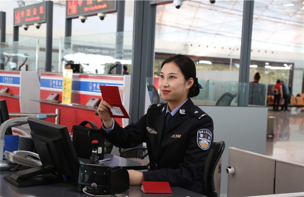“国门警花服务组”:编织国家安全第一道“过滤网” “国门警花服务组”:编织国家安全第一道“过滤网”