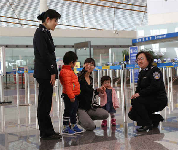 “国门警花服务组”:编织国家安全第一道“过滤网” “国门警花服务组”:编织国家安全第一道“过滤网”