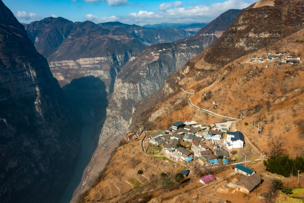 悬崖上的村庄,两位全国人大代表接力“探路”