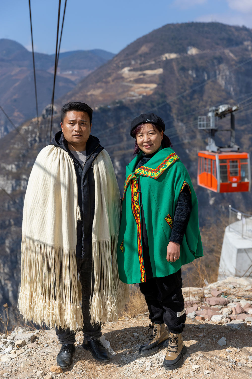 悬崖上的村庄,两位全国人大代表接力“探路”