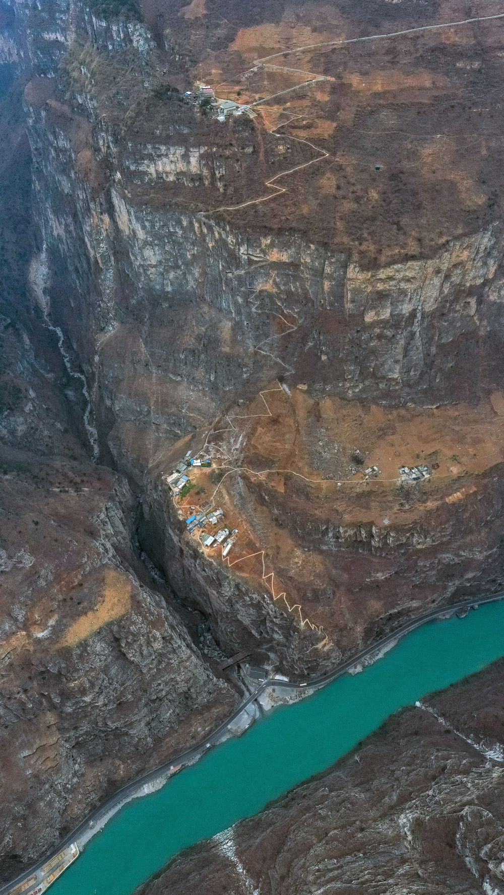 悬崖上的村庄,两位全国人大代表接力“探路”