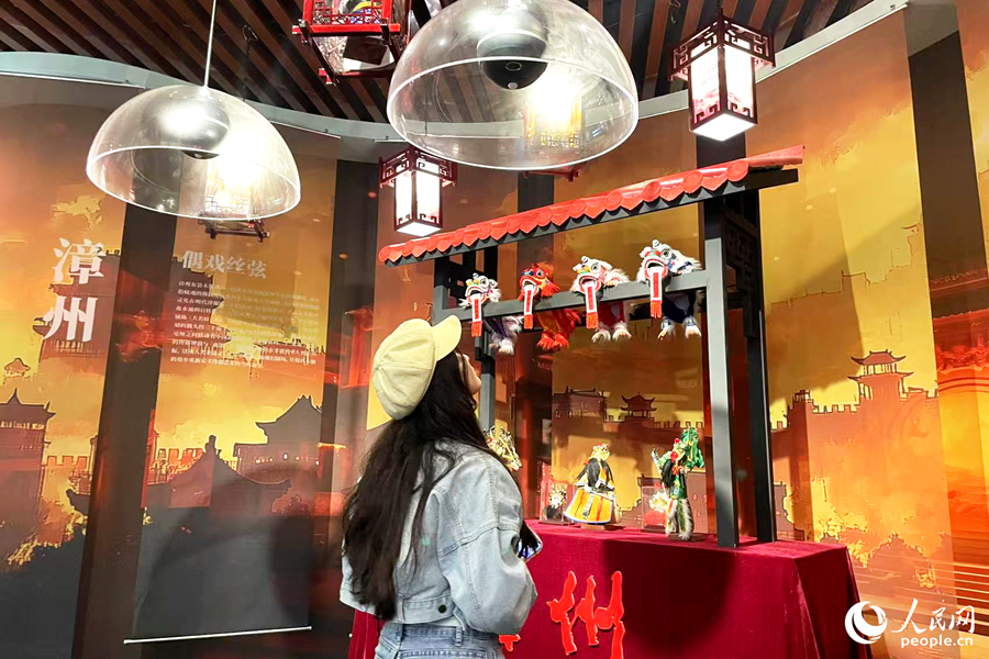 集声筒下,木偶戏音立体环绕。人民网记者 林盈摄