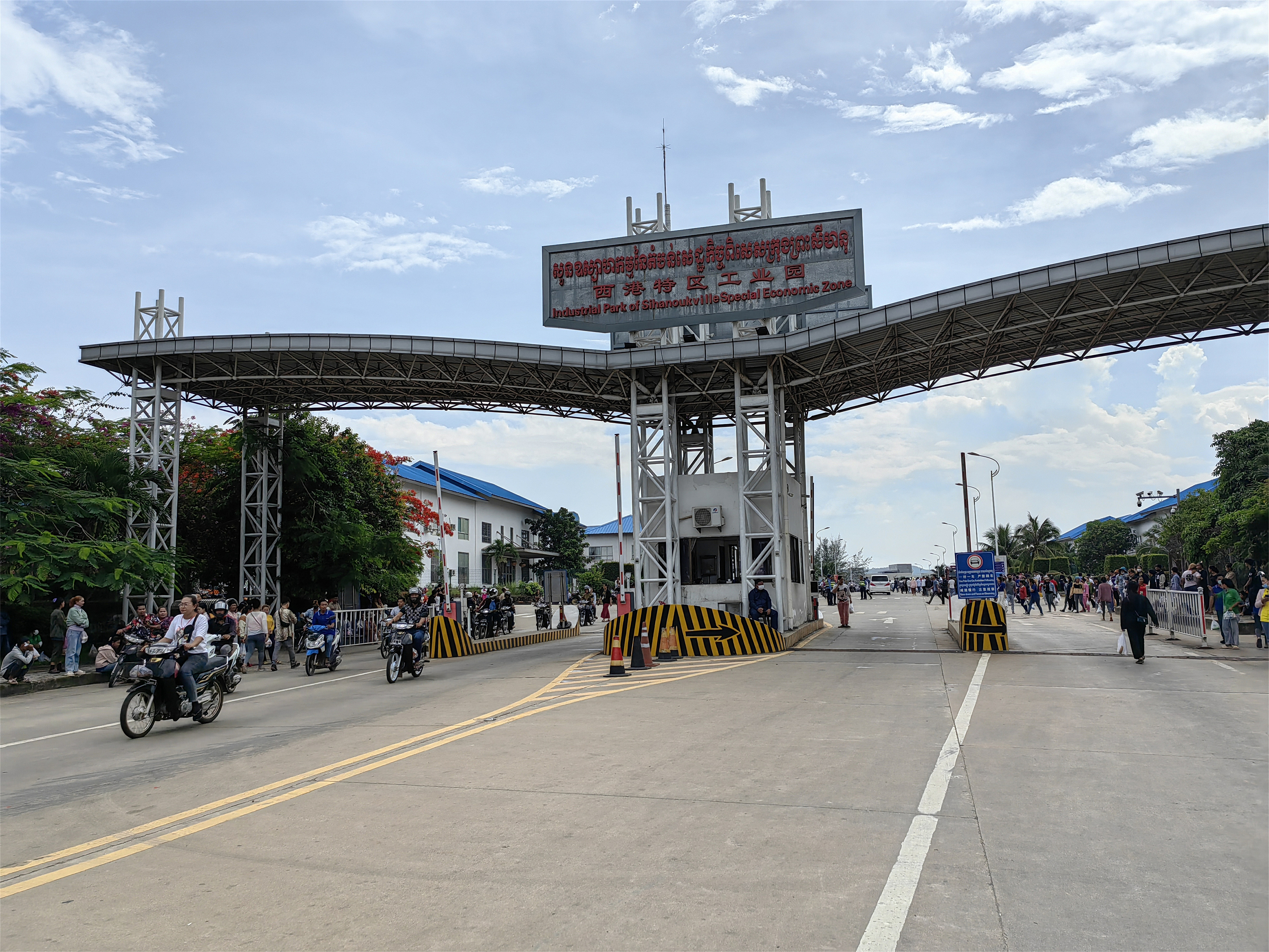 当地时间2023年5月22日,西哈努克港经济特区工人下班情景。