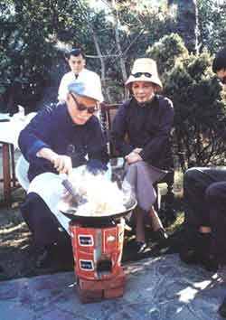 台媒:蒋介石夫妇“炒饭”照大曝光